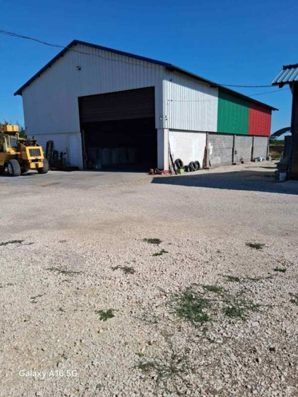 Къща със складова база за зърно