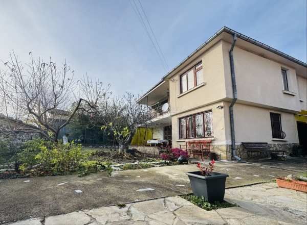 Продава се двуетажна къща в с. Ясеново