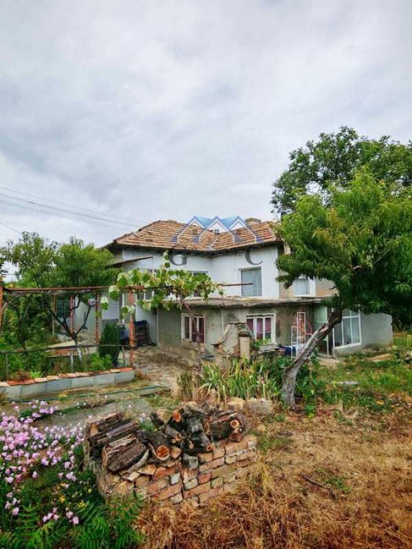 Къща 90м2, двор 2630м2, 33000 евро, Червенци