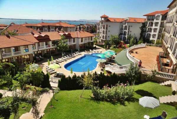 Двуетажна къща  над яхтено пристанище Марина Диневи, Паркомясто