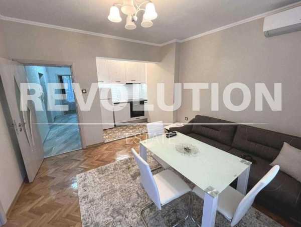 Тристаен апартамент в района на Център!