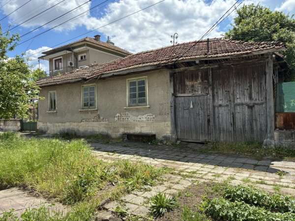 Къща за ремонт 96м2 с двор 570м2 и още постройки