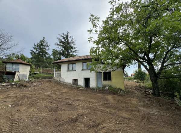 Просторен парцел с къща в землището на село Люляк с ток и вода