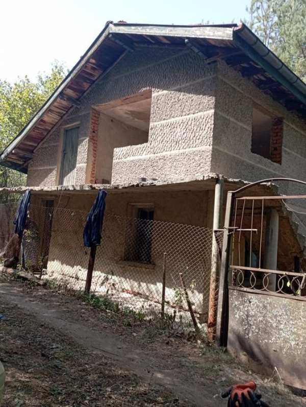 Продава се вила с двор в Нови Искър