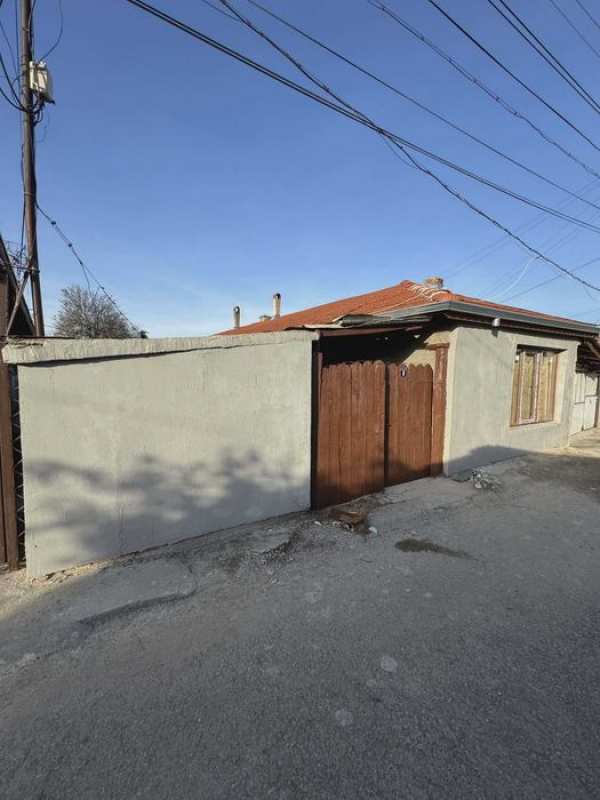 Къща на 100 метра от Дунавската градина с нов покрив и дограма, 9 стаи