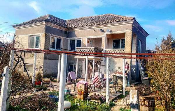 Очарователна реновирана двуетажна къща с голяма градина – Септемврийци