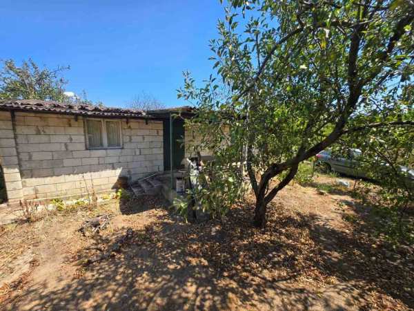 Парцел с ток и постройка