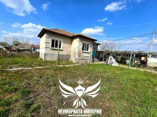 Едноетажна вила/къща с гараж 93РЗП в 770кв.м двор в с.Дълбок Извор