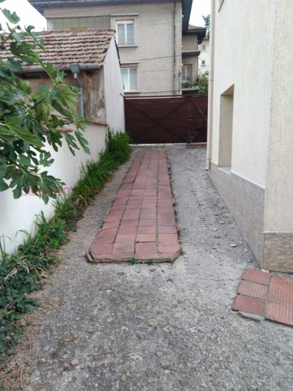 Продава  етаж от къща град Шумен, Център
      96 кв.м