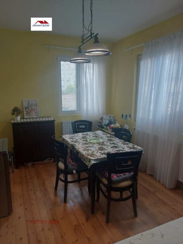 Продава етаж от къща, гр. шумен, военно училище