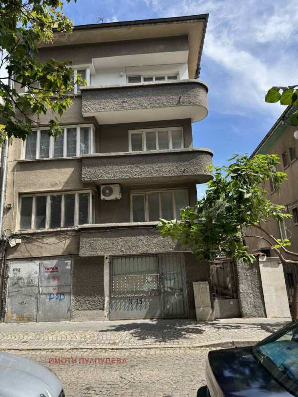 Продава етаж от къща, гр. пловдив, център