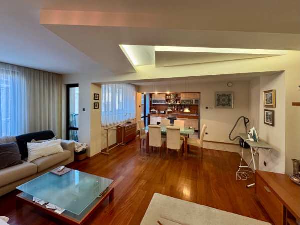 Продава 4-стаен, гр. бургас, център