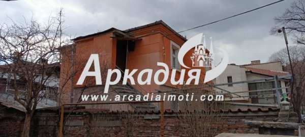 Продава етаж от къща, гр. пловдив, център