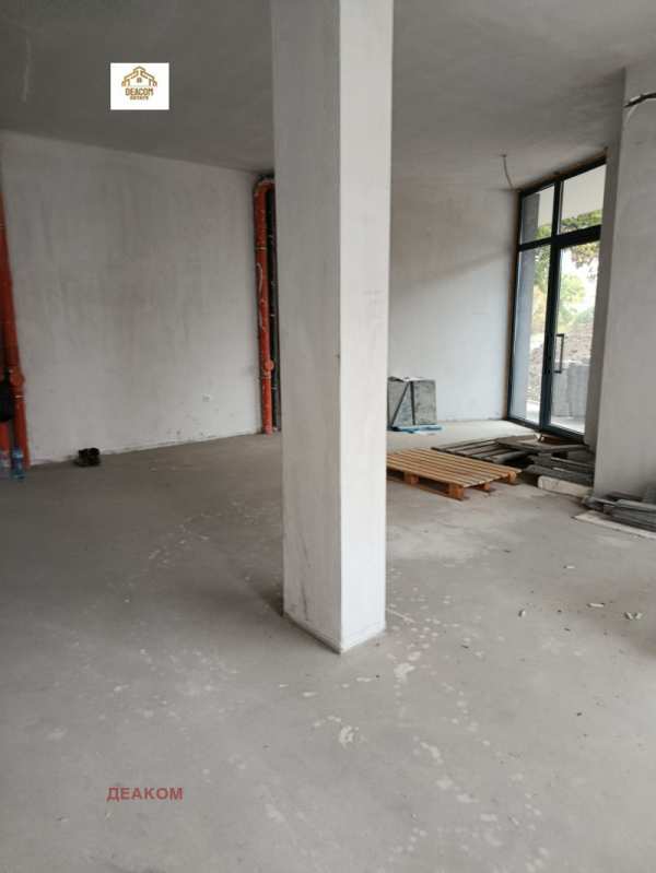 Продава  магазин град Пловдив, Пещерско шосе
      128 кв.м