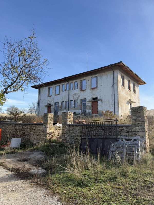 Продава хотел, гр. плевен, широк център