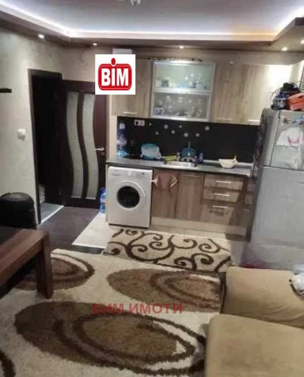 Продава етаж от къща, гр. пловдив, западен