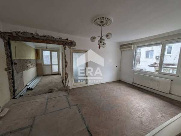 Продава етаж от къща, гр. шумен, басейна