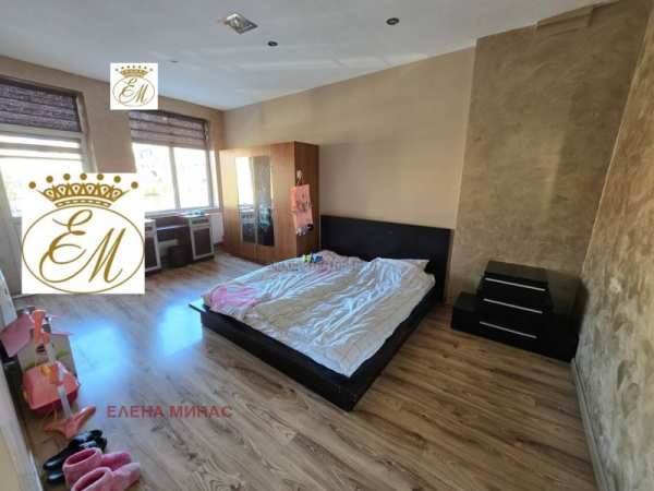 Продава етаж от къща, гр. шумен, център