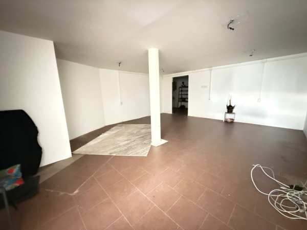 Дава под наем  магазин град Шумен, Център
      160 кв.м