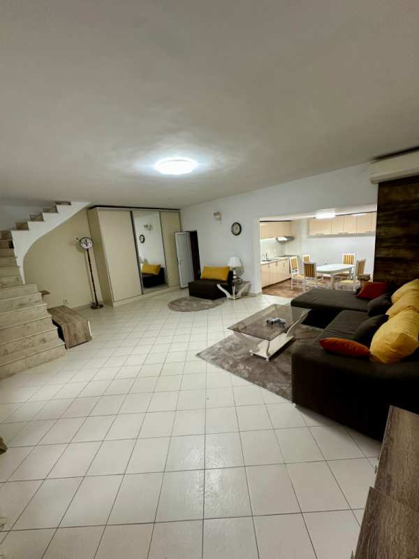 Дава под наем къща, гр. пловдив, център