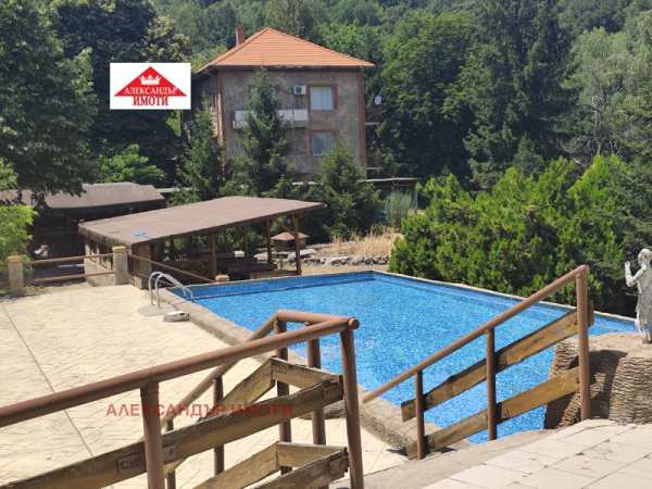 Продава хотел, гр. лясковец, област велико търново