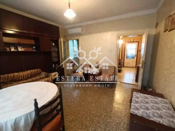 Продава етаж от къща, гр. шумен, център