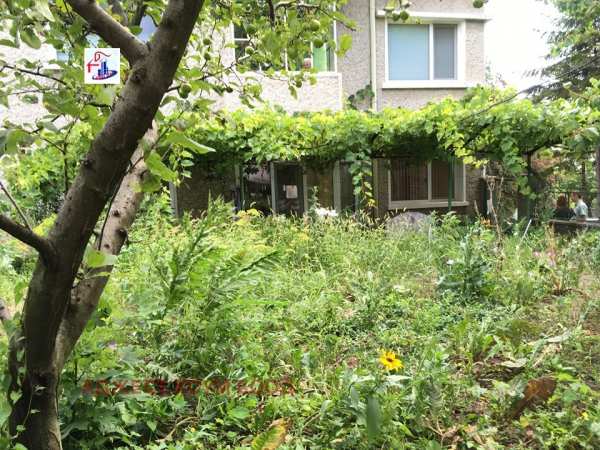 Продава етаж от къща, гр. шумен, военно училище