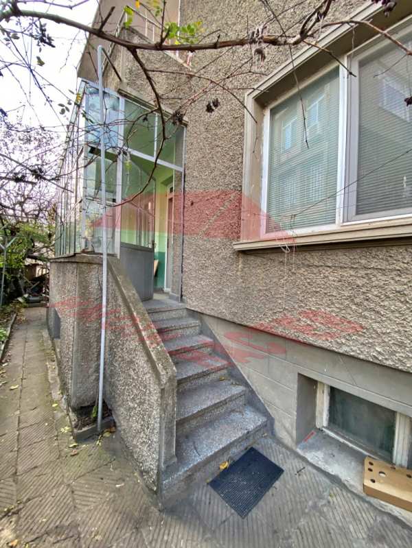 Продава етаж от къща, гр. шумен, център