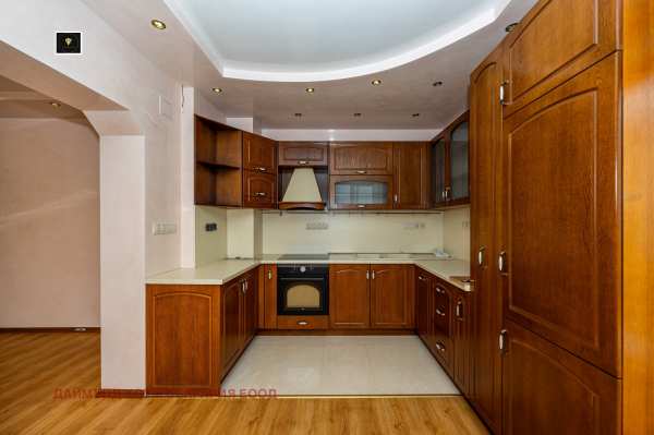 Продава етаж от къща, гр. пловдив, център