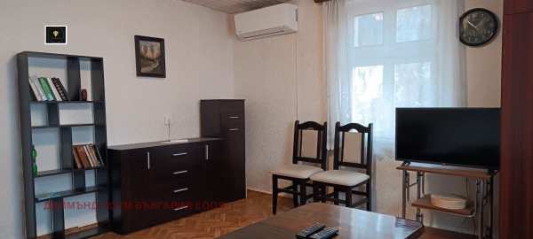 Продава етаж от къща, гр. пловдив, център