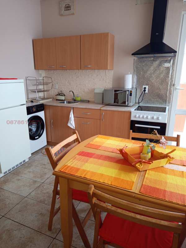 Дава под наем етаж от къща, гр. плевен, широк център