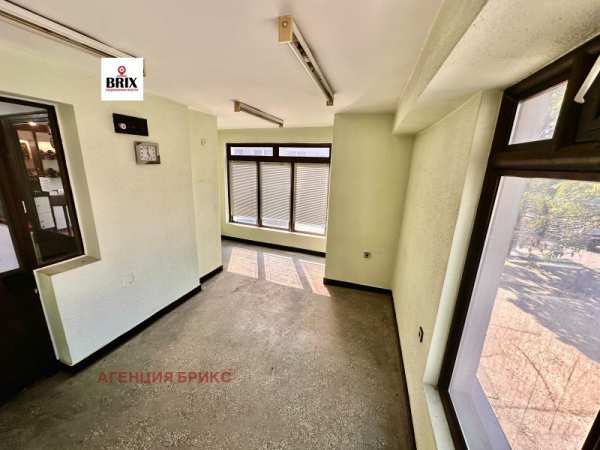 Дава под наем офис, гр. русе, централен кооп. пазар